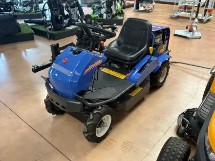 Iseki SRA 600 Traktor / Rasenmäher / Bürstenschneider – Demo-Maschine – 79 Stunden – RESALE