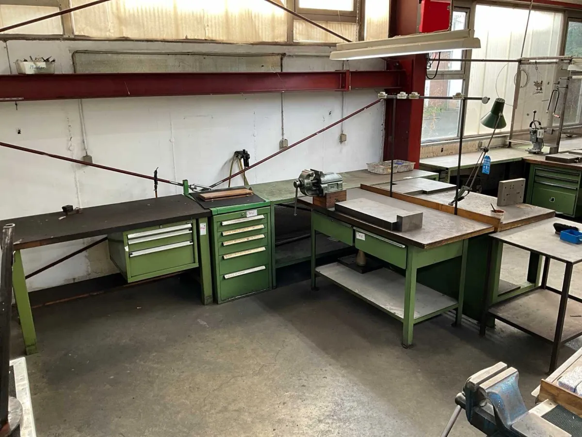 4 Werkbänke & 1 Schubladenschrank mit Inhalt