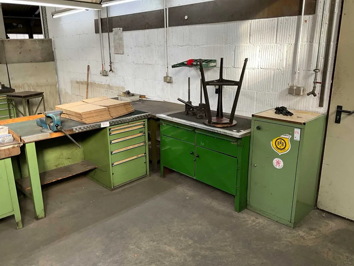 3 Werkbänke & 1 Blechschrank mit Inhalt
