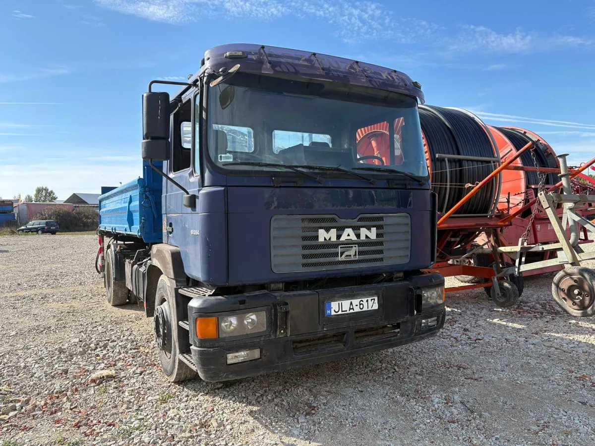 1999 - MANN - MANN 18.284 Kipper-Lkw mit HIAB 102-S-2 Ladekran