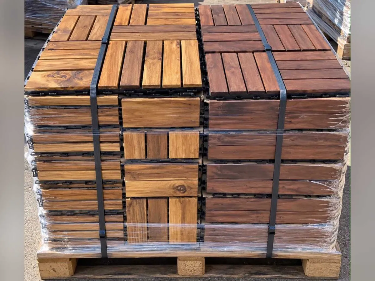 Palette von 450 anklickbaren Holzterrassenfliesen – 30 × 30 cm – Verschiedene Farben