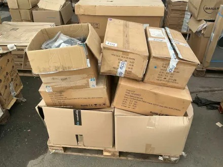 Palette verschiedener Kabel – RESALE