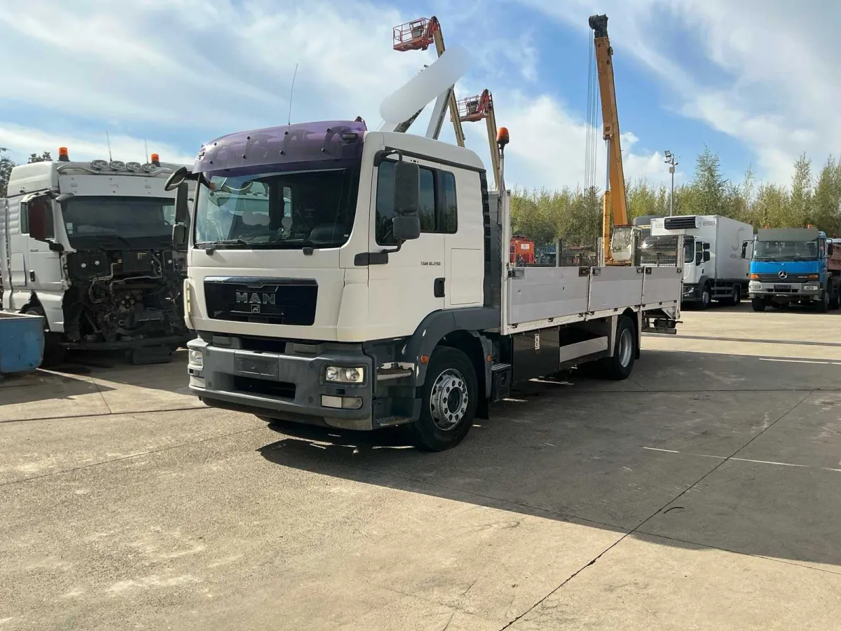 2010 MAN TGM 18.290 4x2 Truck with Open Loading Platform and Hydraulic Ramps