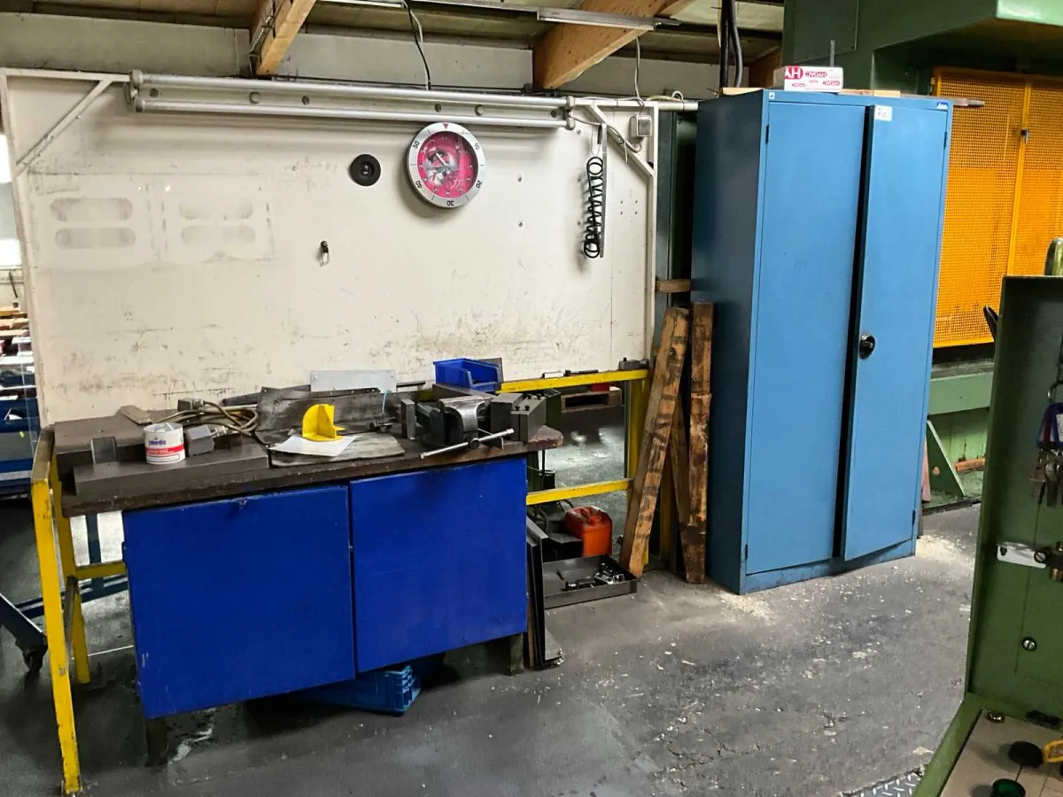 Werkbank mit Stahlschrank mit Inhalt