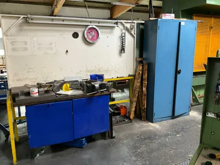 Werkbank mit Stahlschrank mit Inhalt – RESALE