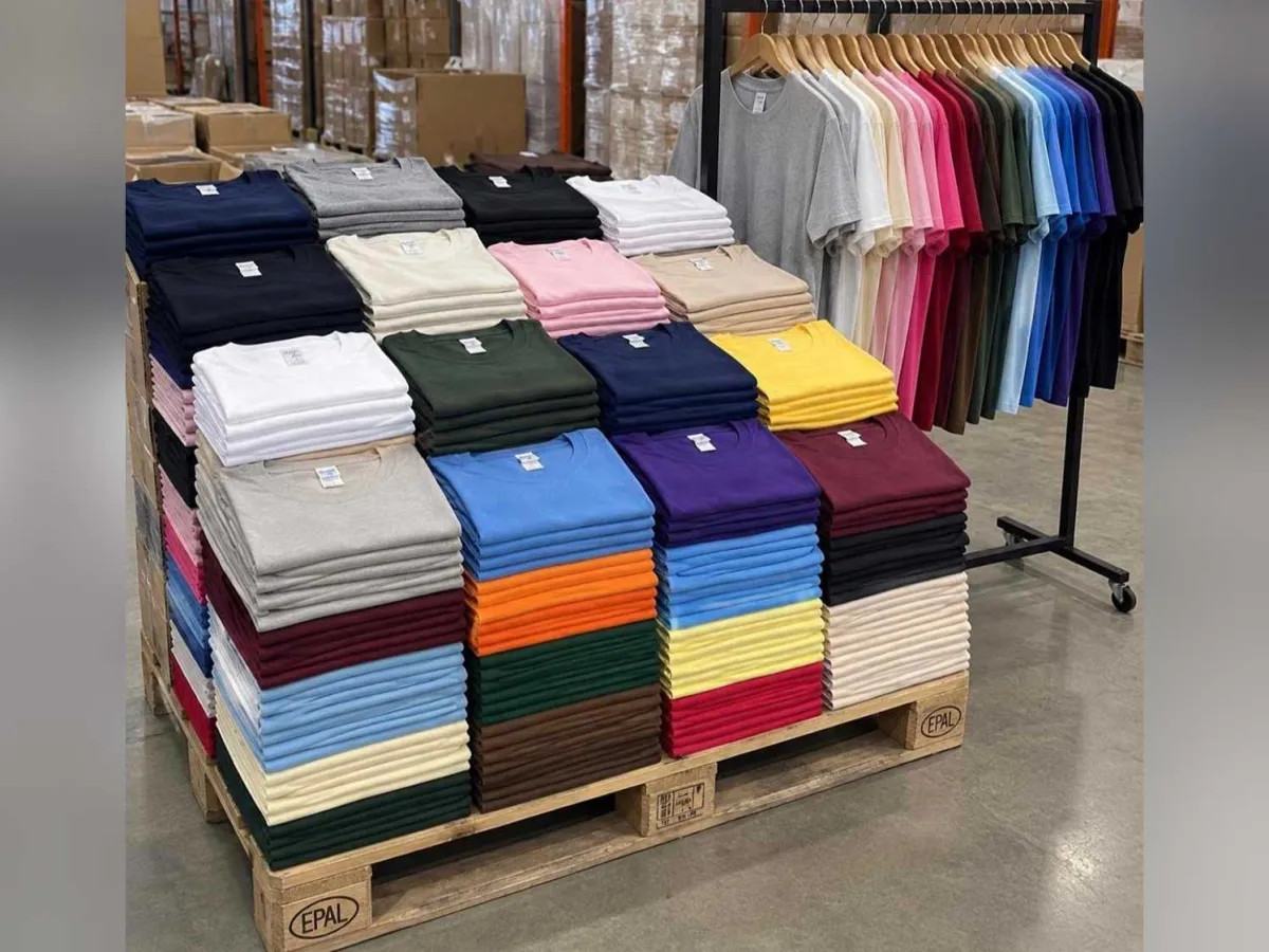 Packung mit 100 100% Baumwoll-T-Shirts – Verschiedene Größen und Farben – Variable Qualität – Neu