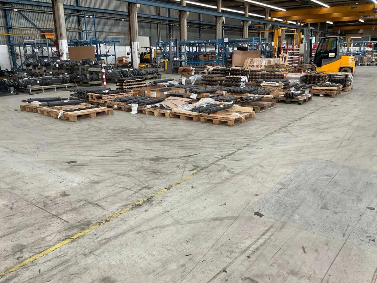 Konvolut Hub-/ Hydraulikzylinder, sehr umfangreich