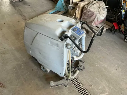 Scheuersaugmaschine – RESALE