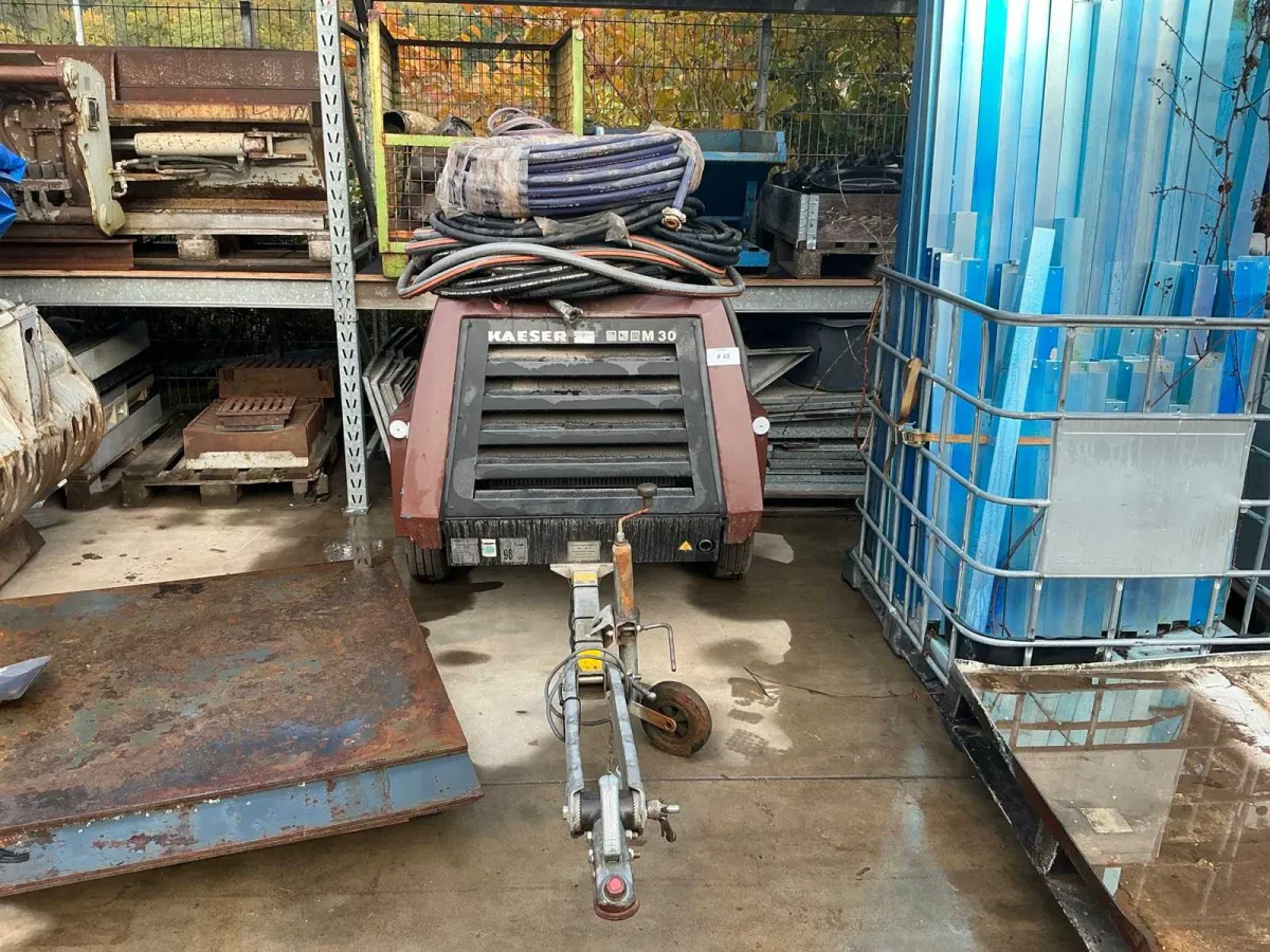 2009 Kaeser M 30 Luftkompressor mit Alko Anhänger