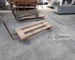 Maschine:  4 Lagerbestand an robusten Eisen- und Holzwägen