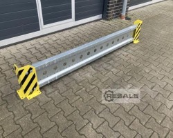 Maschine:  2500 mm Anfahrschutzleitplanke