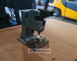 Maschine:   Kniehebelpressen
