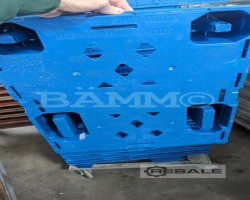 Maschine:   blaue Kunstoffpaletten