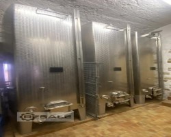 Maschine:   Rechteckige Edelstahltanks à  5’700l