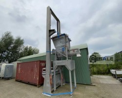 Maschine:   Hebe-Kipp-System mit Trichter und Förderschnecke