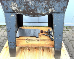 Maschine:  25to Handspindelpresse
