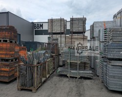 Maschine:   Posten Aluminium- und Stahlgerüst