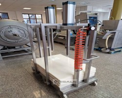 Maschine: MM SERVICE 2200 × 650× 1950 mm. Pneumatische Presse