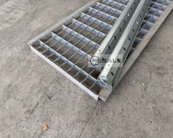 Maschine: DEXION HI 280 f. Breite 1.280 mm/Tiefe 400mm Gitterrostboden und Traversen f. Fachbodenregale