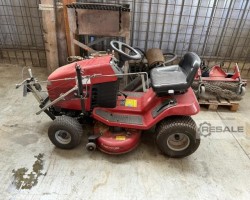 Maschine: DIVERSE u Aufsitzrasenmäher Toro mit Kehrmaschine
