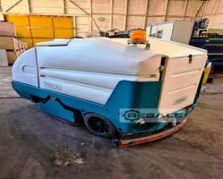 Maschine: TENNANT 7300 Aufsitz-Scheuersaugmaschine, Bodenkehrmaschine