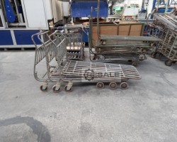 Maschine:  4 Lagerbestand an robusten Eisen- und Holzwägen