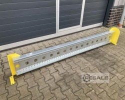 Maschine:  2500 mm Anfahrschutzleitplanke