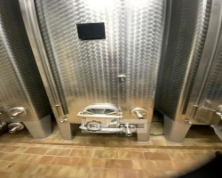 Maschine:   Rechteckige Edelstahltanks à  5’700l