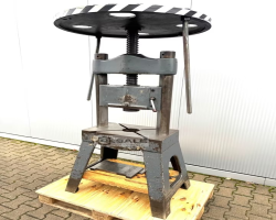 Maschine:  25to Handspindelpresse