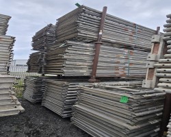 Maschine:   Posten Aluminium- und Stahlgerüst