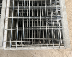 Maschine: DEXION HI 280 1.270x382x20 mm eingelegtes Gitterrost Gitterrostboden Regalrost