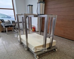Maschine: MM SERVICE 2200 × 650× 1950 mm. Pneumatische Presse