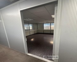 Maschine: U u Büro-Mezzanine, Meisterbüro auf Lagerbühne