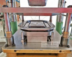 Maschine: PRESS MOLDING ALUMINIUM  Viersäulenpressen