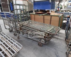 Maschine:  4 Lagerbestand an robusten Eisen- und Holzwägen