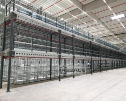 Maschine:  ca. 10 x 10 m, UK:3,0m Lagerbühne