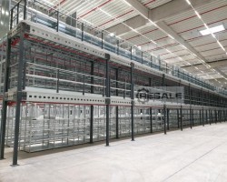 Maschine:  ca. 5 x 5 m, UK: 3,0m Lagerbühne