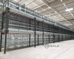 Maschine:  ca. 5 x 5 m, UK: 2,5m Lagerbühne