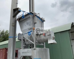 Maschine:   Hebe-Kipp-System mit Trichter und Förderschnecke