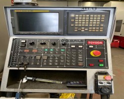 Maschine: TOYODA FV 1365 CNC Vertikales Bearbeitungszentrum