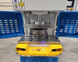 Maschine: DURENDUS C-Presse – 15 T – 300 × 300 mm Einständerpressen