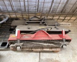Maschine: DIVERSE u Aufsitzrasenmäher Toro mit Kehrmaschine