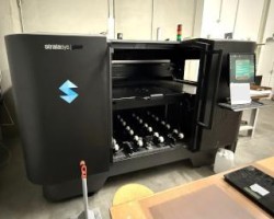 Maschine: STRATASYS J4100 Stereolithografiedrucker