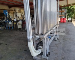 Maschine: KAHL + SCHLICHTERLE Airclean 6000 Rotierender Flaschentisch vor dem Flaschenreiniger