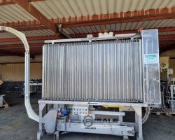 Maschine: KAHL + SCHLICHTERLE Airclean 6000 Rotierender Flaschentisch vor dem Flaschenreiniger