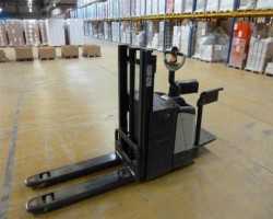 Maschine: CROWN Electric lifter WD 2330 S Doppelstock-Gabelhochhubwagen