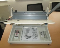 Maschine: RHIN-O-TUFF HC 8318 Drahtkammschliessmaschine