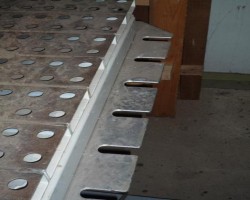 Maschine:   Lochplattenpresstisch