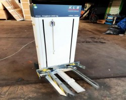 Maschine: KLB Lifter 1000 elektrisches Kistenhubgerät, Kistenheber