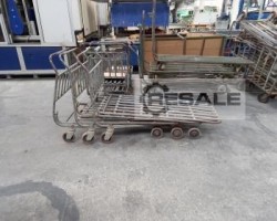 Maschine:  4 Lagerbestand an robusten Eisen- und Holzwägen